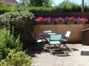 Outdoor dining - Charming Gîtes with Private Garden, Free Wi-Fi, and Fishing Pond in La Brenne Natural Park (Communauté de communes Brenne - Val de Creuse-Rosnay)