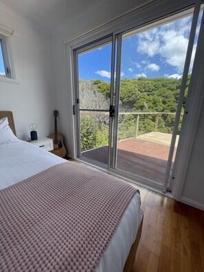 3 bedrooms, WiFi, bed sheets - One minute walk to the beach and amazing sea views (Bicheno)