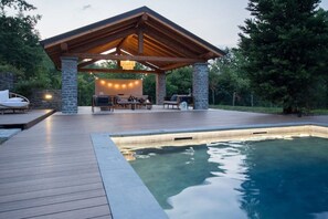Una piscina al aire libre, una piscina climatizada