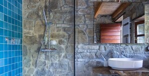 Dutxa, assecador de cabells, bidet i tovalloles 