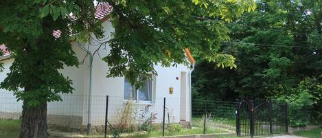 المنطقة المحيطة بالمنشأة