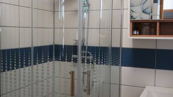 Doccia, asciugacapelli, asciugamani, carta igienica