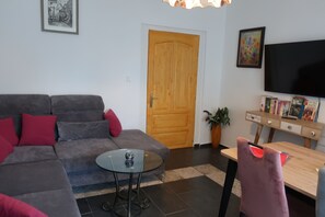 Smart-TV, Kamin, Bücher, Stereoanlage