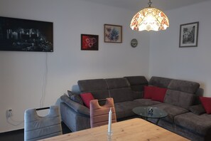 Smart TV, fireplace, books, stereo - Year-round holiday home with swimming pool and whirlpool. Dogs welcome! (Döbrököz)
