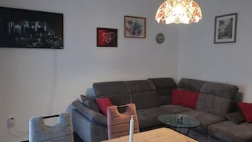 Smart-TV, Bücher, Stereoanlage
