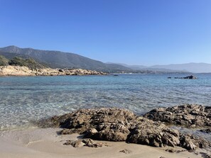 靠近海滩、沙滩椅、沙滩毛巾