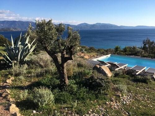 VILLA, SITE ET VUE EXCEPTIONNELS-PISCINE PRIVÉE ET CHAUFFÉE