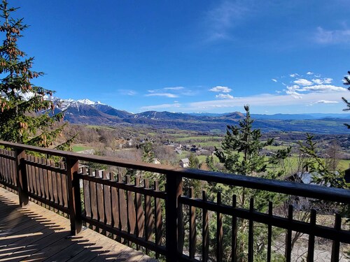 Chalet for 5, near ski & hiking, south balcony, TV, washing machine