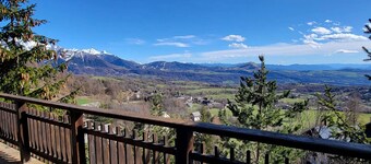 Chalet for 5, near ski & hiking, south balcony, TV, washing machine