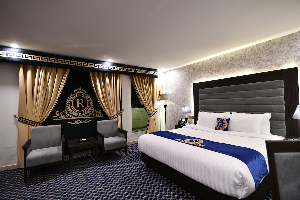 Executive kamer | Luxe beddengoed, een minibar, een bureau, een laptopwerkplek