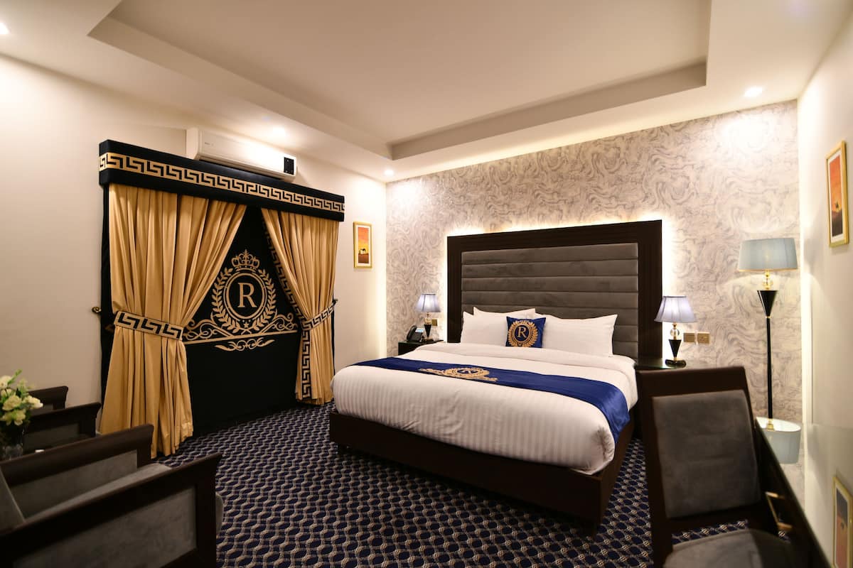 Luxe beddengoed, een minibar, een bureau, een laptopwerkplek