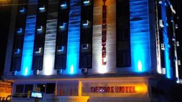 Vista frontal de la propiedad