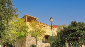 Un bâtiment en pierre doté d’un balcon et d’un lampadaire.