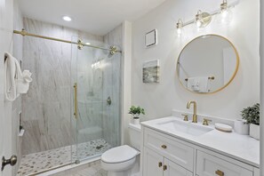 Douche, sèche-cheveux, serviettes fournies