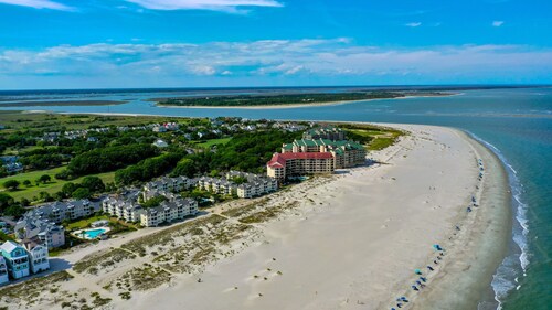 Tasteful FIRST Floor Villa with OCEAN VIEWS! Screened Porch, Pool Access!