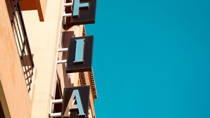 Um letreiro de hotel com o nome 'SAFIA' em letras grandes e em negrito.