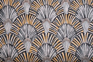 Un motivo di conchiglie a forma di petalo sovrapposte, nei colori nero, bianco e arancione.