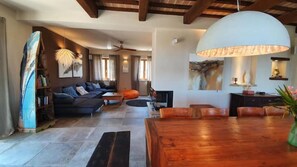 Smart TV, libri, impianto stereo, stampante
