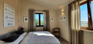 4 quartos, escrivaninha, berço de viagem, Wi-Fi