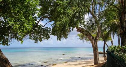 Beachfront luxury modern 2-bed apt with pool by BSL Rentals