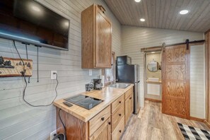 Réfrigérateur, micro-ondes, plaque de cuisson, cafetière/bouilloire