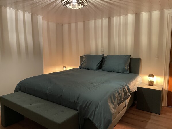 4 chambres, fer et planche à repasser, lit parapluie, Wi-Fi gratuit