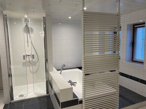Dusche, Haartrockner, Handtücher, Toilettenpapier