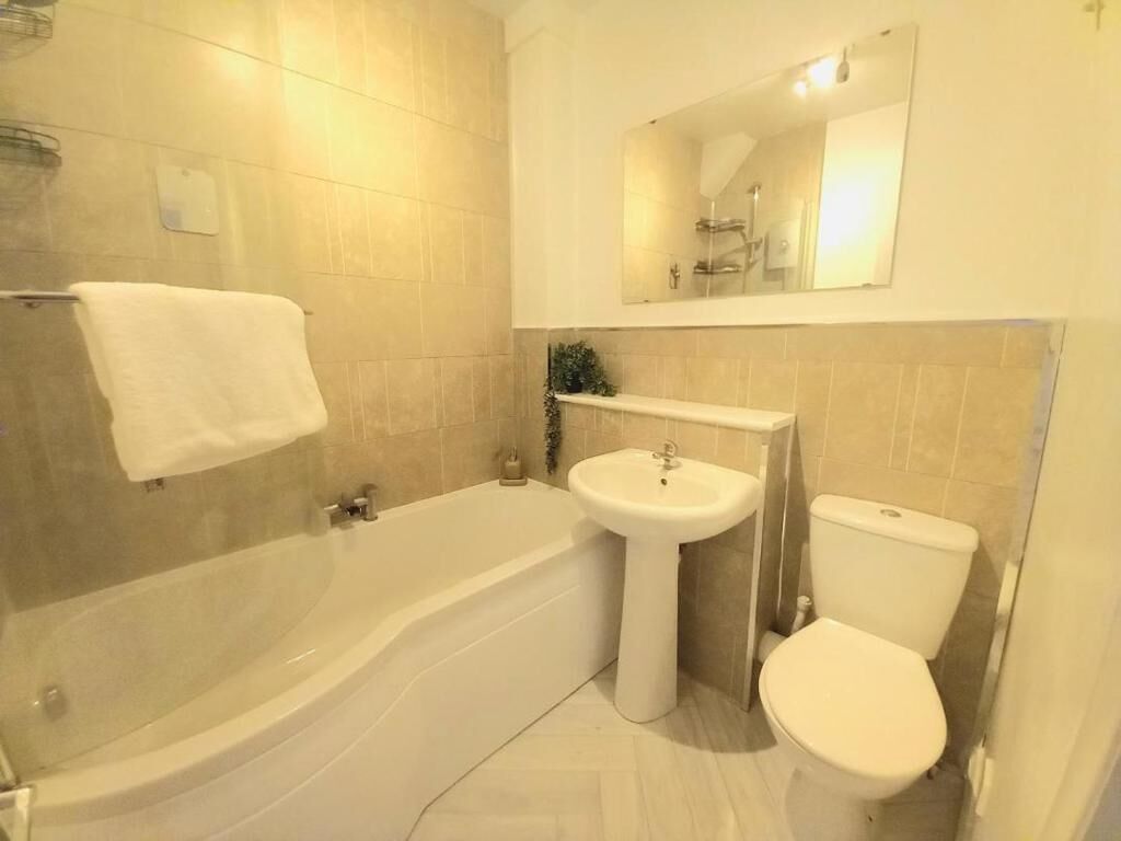 Dusche, Haartrockner, Handtücher, Toilettenpapier