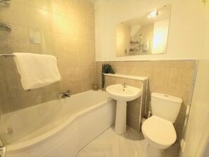 Ducha, secador de pelo, toallas y papel higiénico