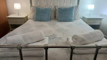 2 bedrooms, iron/ironing board, free WiFi, bed sheets