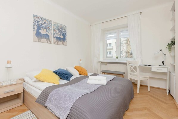 1 habitación, tabla de planchar con plancha, wifi y ropa de cama 
