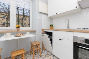 Kylskåp, mikrovågsugn, ugn och spishäll