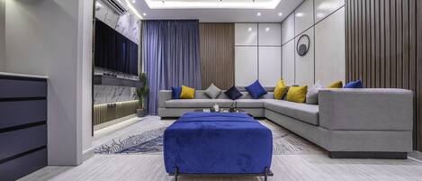 Căn hộ, 2 phòng ngủ | Khu phòng khách | TV 70-inch có truyền hình kỹ thuật số