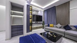 Appartement, 2 slaapkamers | Woonruimte | Een 70-inch televisie met digitale zenders