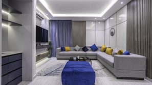 Appartement, 2 slaapkamers | Woonruimte | Een 70-inch televisie met digitale zenders