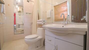 Douche, serviettes fournies, savon, shampoing