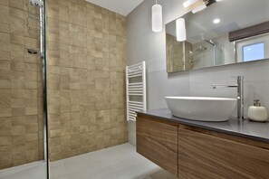 Dusche, Haartrockner, Handtücher, Seife