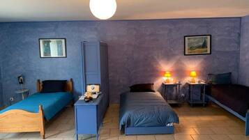 4 bedrooms, iron/ironing board, free WiFi, bed sheets
