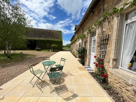 Outdoor dining. PRESBYTERY: SPIRITUAL-REPOSANT:Property in the countryside, close to footpaths