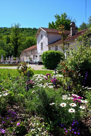 A building with a garden in front. - Hôtel la Source Bleue (Gudmont)