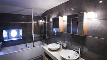 maison clara avec bain jacuzzi | Salle de bain | Douche, douche à « effet pluie », articles de toilette gratuits