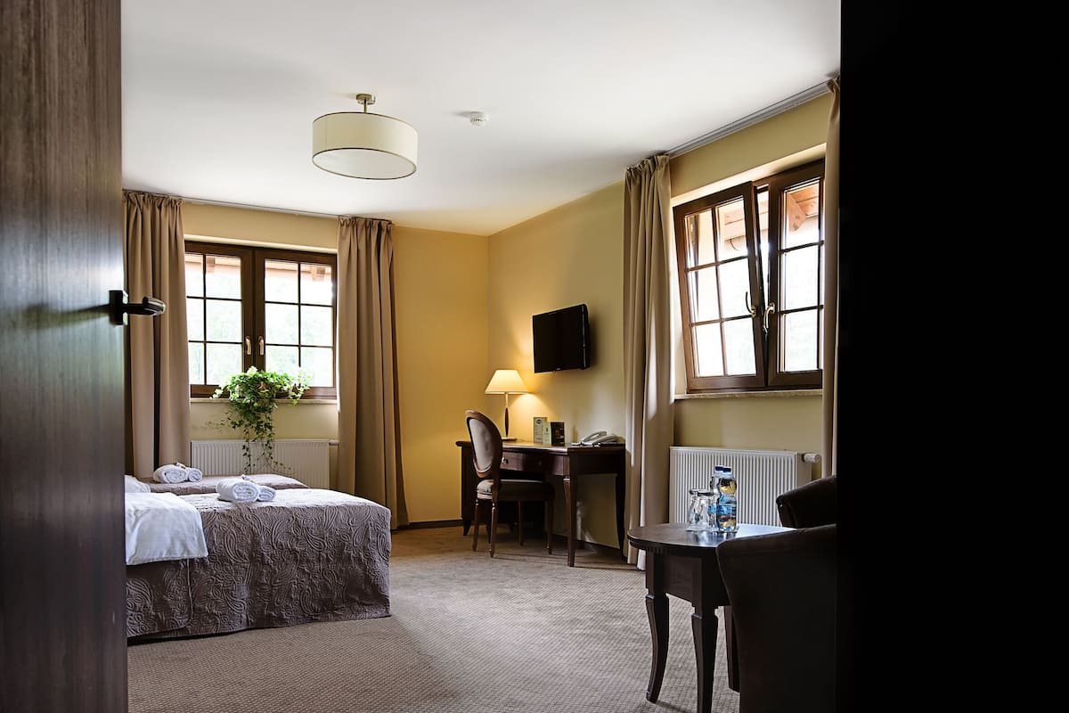 Comfort Double or Twin Room | In-room safe, desk, blackout drapes, iron/ironing board