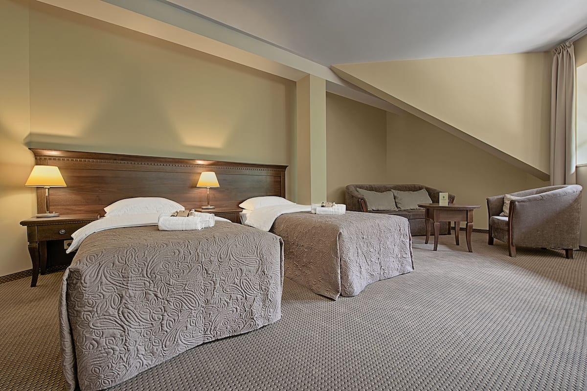 Comfort Triple Room | In-room safe, desk, blackout drapes, iron/ironing board