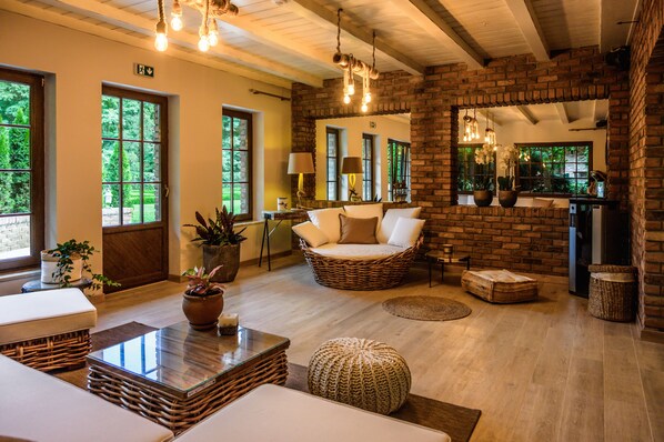 Couples treatment rooms, sauna, hot tub, steam room, aromatherapy