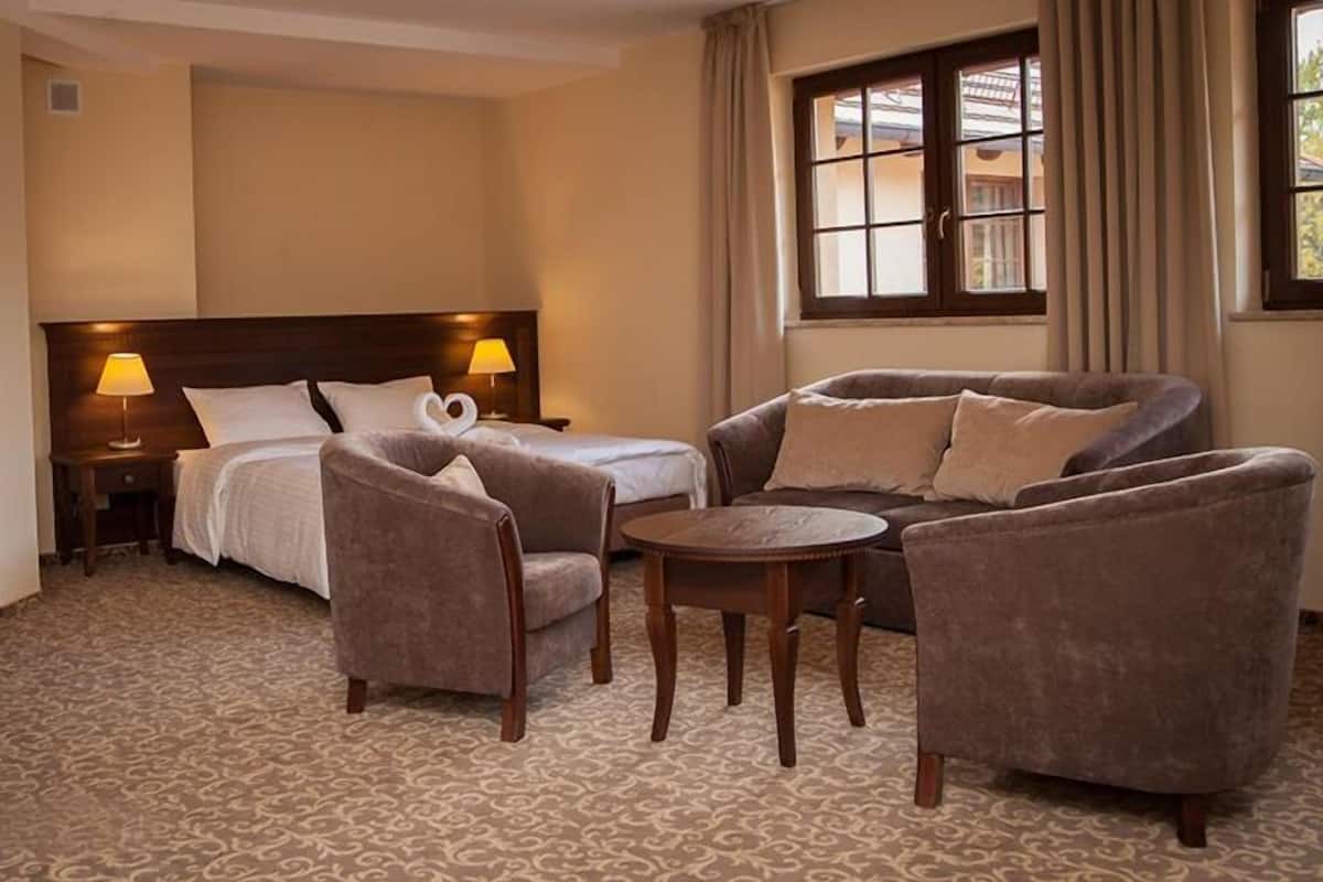 Romantic Room | In-room safe, desk, blackout drapes, iron/ironing board