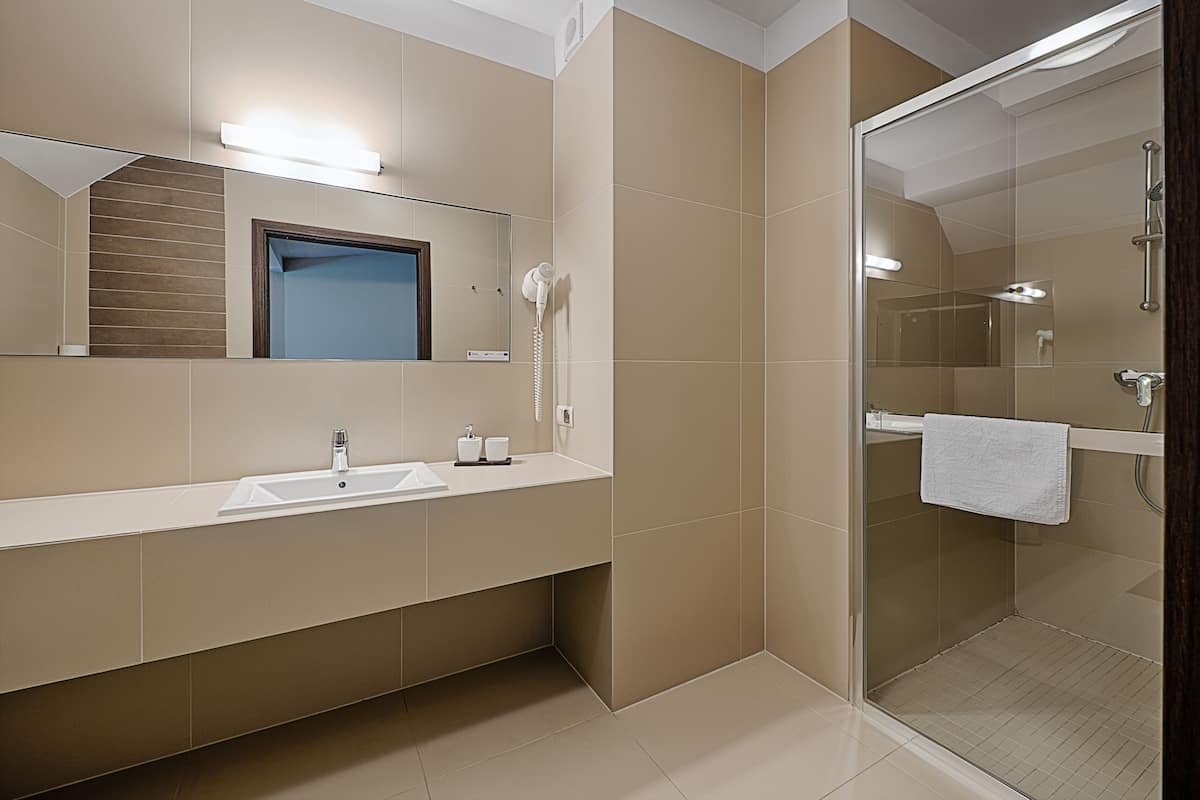 Habitación triple superior | Baño | Pantuflas y toallas