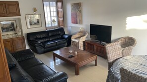 Smart TV, DVD player, mesa de pingue-pongue, livros