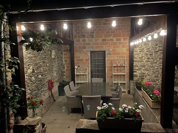 تناول الطعام بالخارج