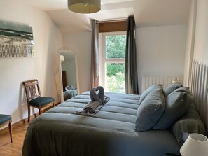 5 quartos, cofres nos quartos, ferros/tábuas de passar roupa