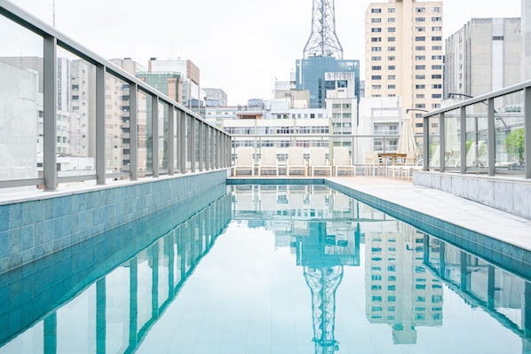 Una piscina al aire libre